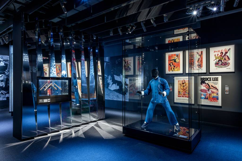 Exposição Histórias do Cinema, com ala dedicada ao ator Bruce Lee, no Academy Museum of Motion Pictures, em Los Angeles