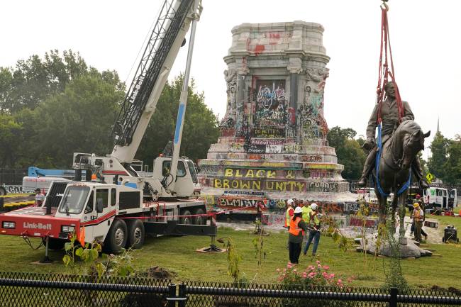 RICHMOND, VIRGINIA - SEPTEMBER 08: Crews remove a statue of Confederate General Robert E. Lee on Monument Avenue, September 8, 2021 in Richmond, Virginia. The Commonwealth of Virginia is removing the largest Confederate statue remaining in the U.S. following authorization by all three branches of state government, including a unanimous decision by the Supreme Court of Virginia. Steve Helber - Pool/Getty Images/AFP (Photo by POOL / GETTY IMAGES NORTH AMERICA / Getty Images via AFP)