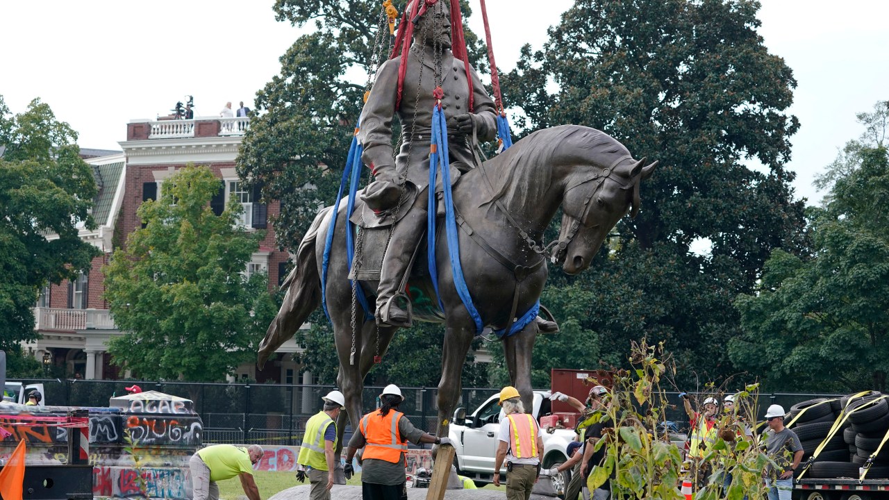 RICHMOND, VIRGINIA - SEPTEMBER 08: Crews remove a statue of Confederate General Robert E. Lee on Monument Avenue, September 8, 2021 in Richmond, Virginia. The Commonwealth of Virginia is removing the largest Confederate statue remaining in the U.S. following authorization by all three branches of state government, including a unanimous decision by the Supreme Court of Virginia. Steve Helber - Pool/Getty Images/AFP (Photo by POOL / GETTY IMAGES NORTH AMERICA / Getty Images via AFP)