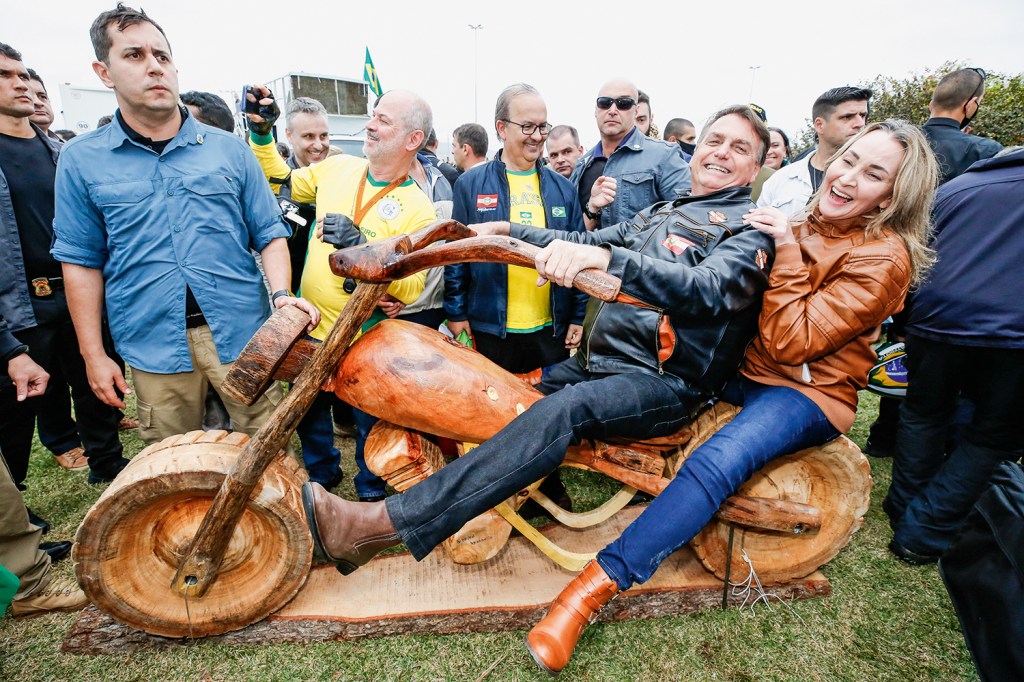 DE CARONA - Bolsonaro e a vice-governadora, Daniela Reinehr: o presidente foi dez vezes a SC e liderou duas motociatas -