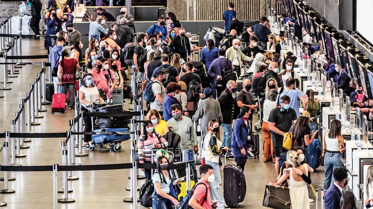 NO EMBARQUE - Perto da normalidade: a reabertura das fronteiras traz de volta o movimento ao saguão dos aeroportos -