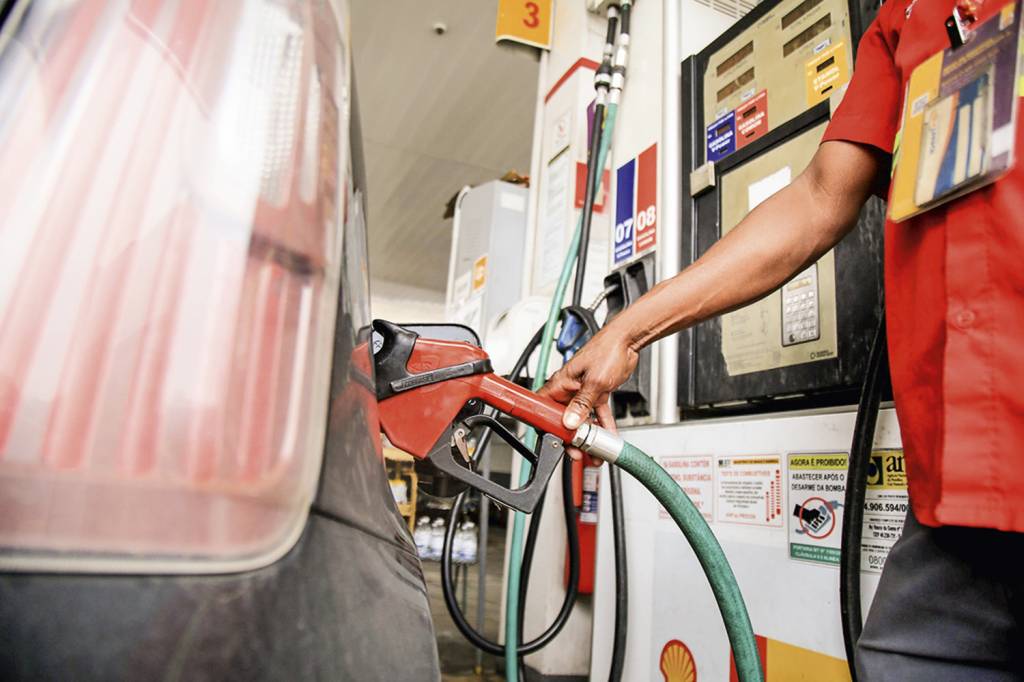 ENERGIA CARA - Posto de gasolina: o preço do combustível disparou -