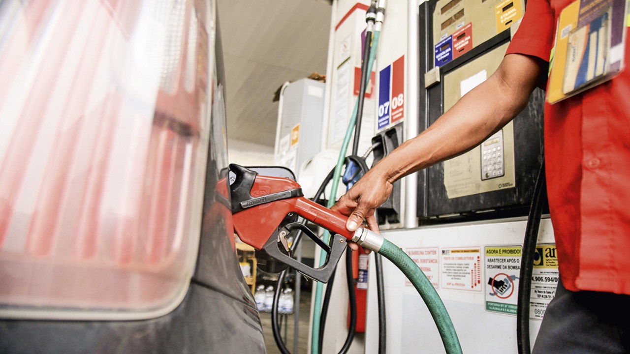 ENERGIA CARA - Posto de gasolina: o preço do combustível disparou -