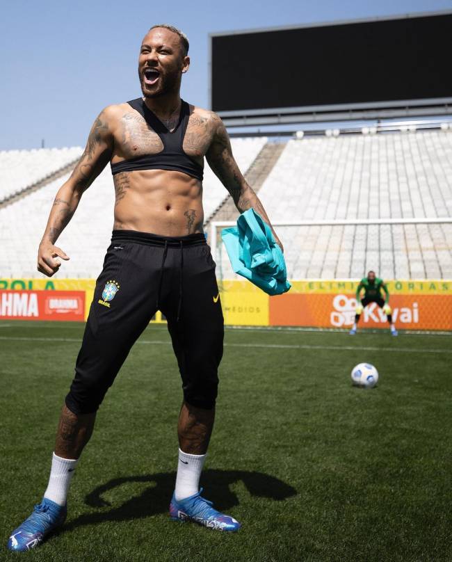 Neymar volta a ironizar rumores sobre peso