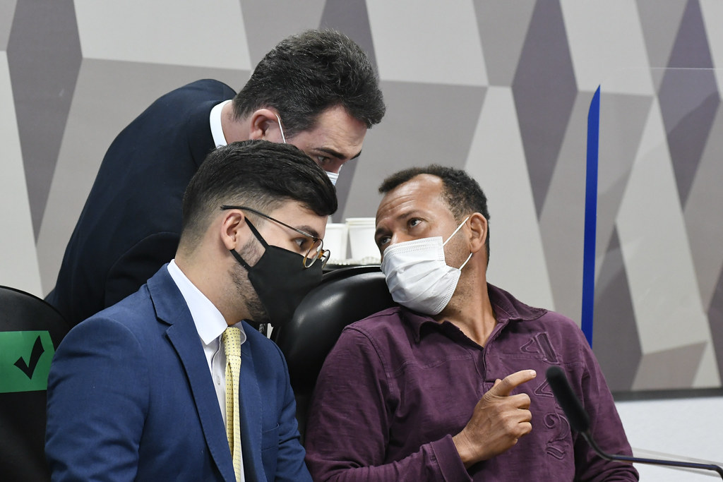 O motoboy Ivanildo Gonçalves conversa com advogados durante depoimento à CPI da Pandemia