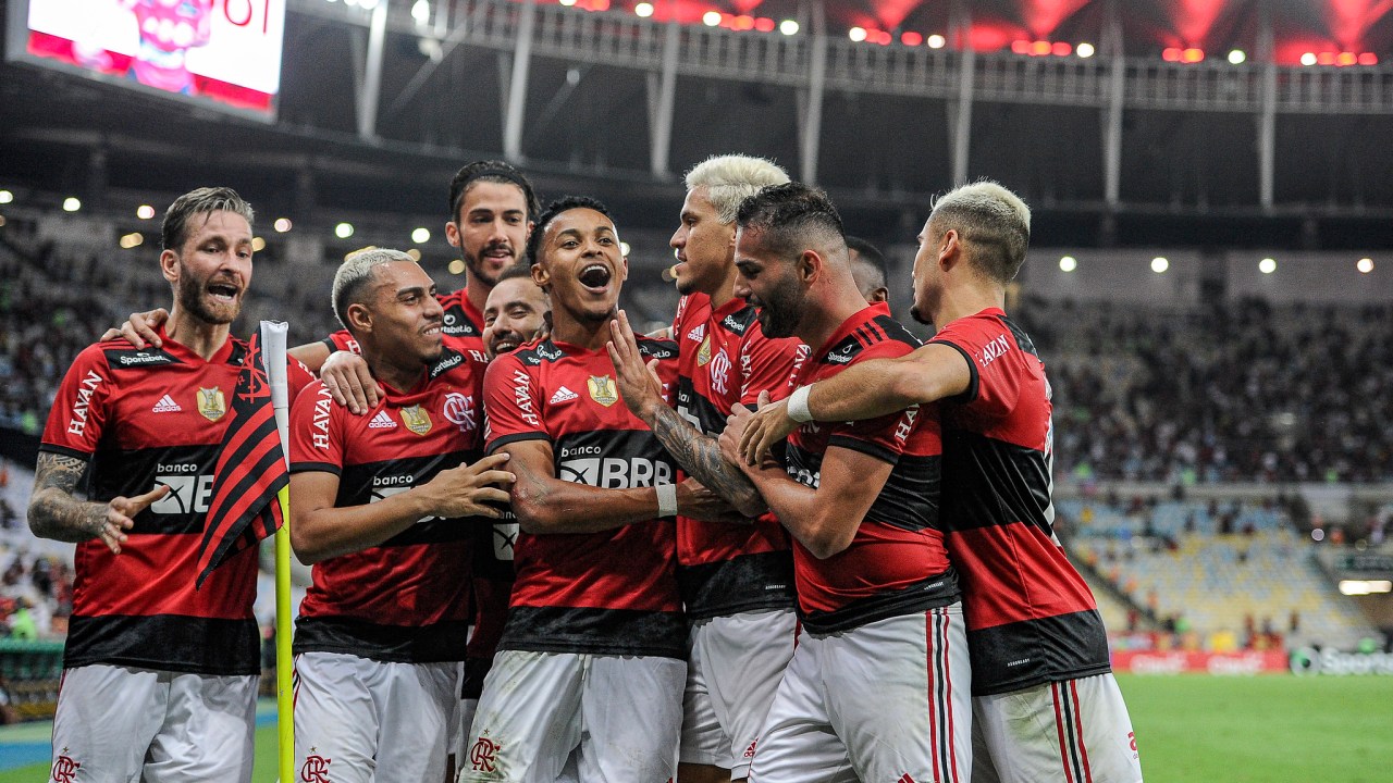 Jogadores do Flamengo comemoram diante do Grêmio com torcida ao fundo no Maracanã -