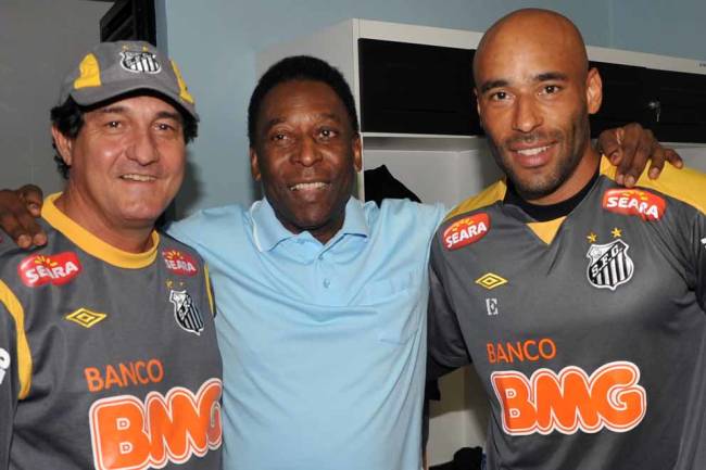 Pelé ao lado do filho Edinho e do técnico Muricy Ramalho -