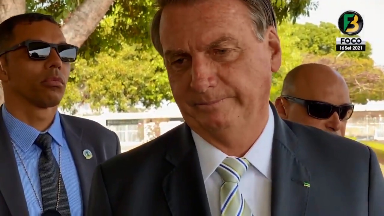 O presidente Jair Bolsonaro fala com apoiadores no cercadinho do Palácio da Alvorada, na manhã desta quinta-feira