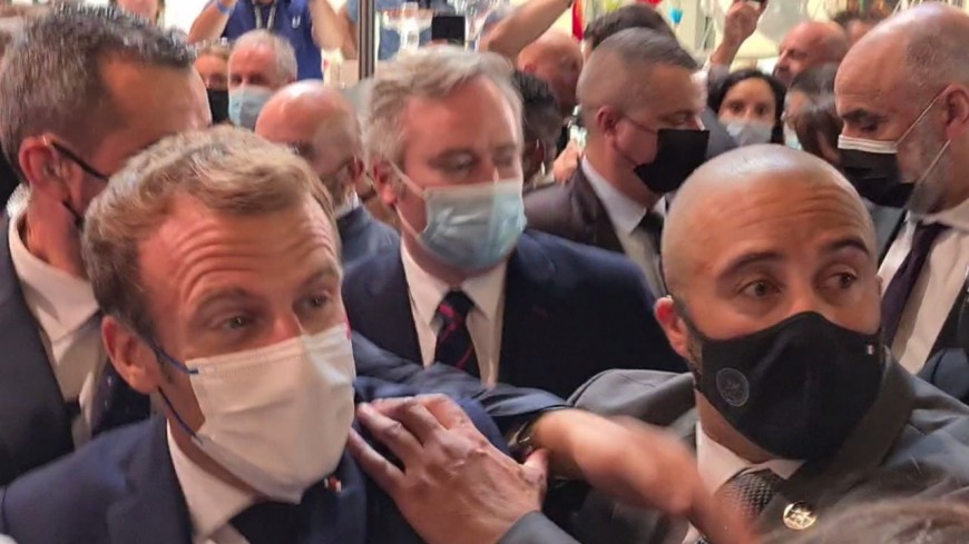 Presidente francês, Emmanuel Macron, é atingido por ovo em Lyon. 27/09/2021