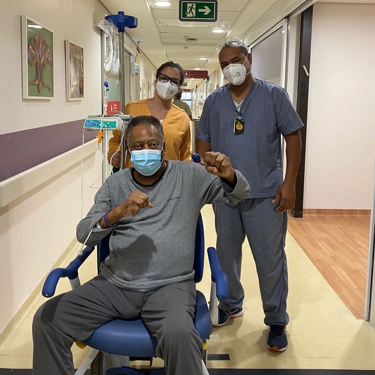 Pelé posta foto no hospital