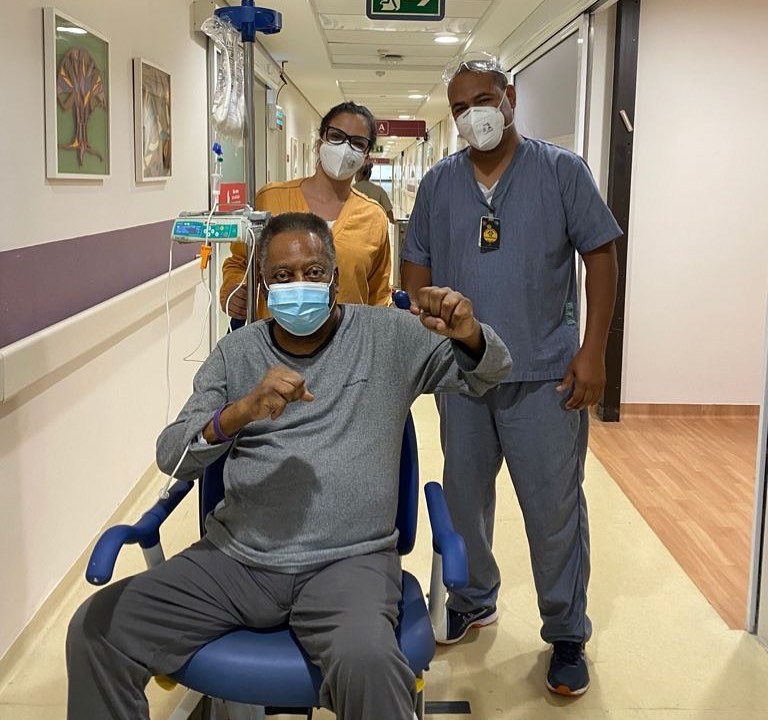 Pelé posta foto no hospital