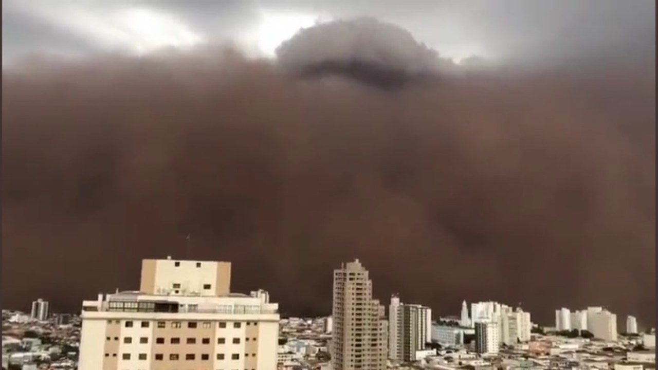 Tempestade de areia na tarde deste domingo em Franca, no interior de São Paulo
