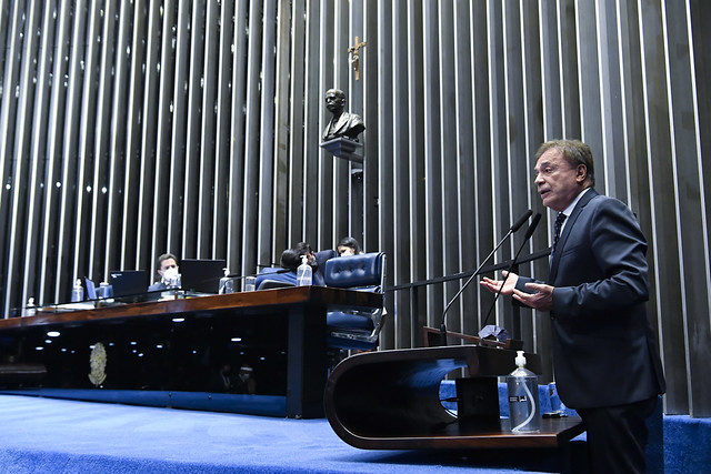 O senador Álvaro Dias (Podemos-PR) discursa em sessão do Senadio