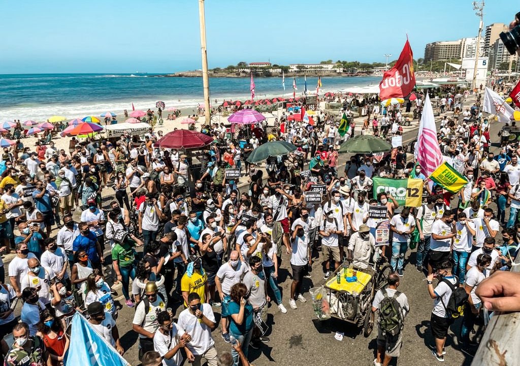 Manifestantes pedem o impeachment de Bolsonaro no Rio de Janeiro neste domingo, 12