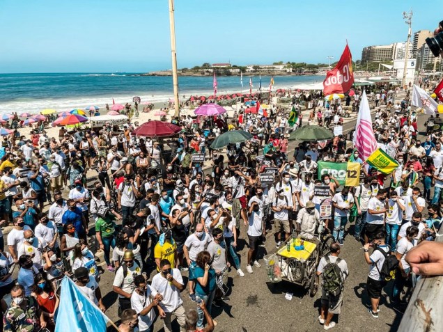 Manifestantes pedem o impeachment de Bolsonaro no Rio de Janeiro neste domingo, 12