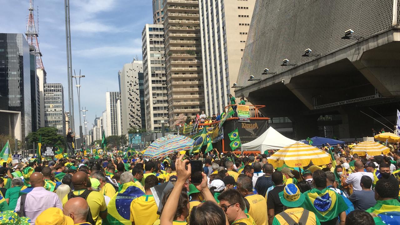 Manifestantes em favor de Bolsonaro na Avenida Paulista