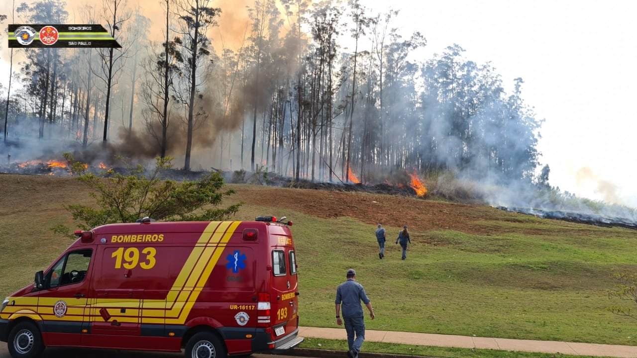 Bombeiros em trabalho de resgate após queda de aeronave em Piracicaba