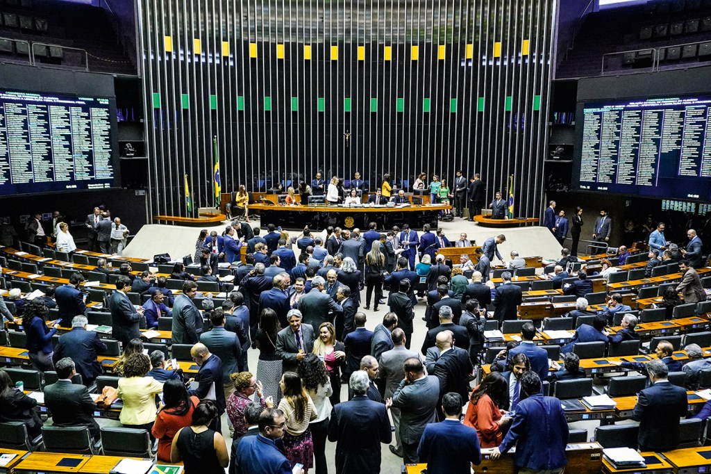 Os deputados federais Kim Kataguiri (União-SP) e Glauber Braga (PSOL-RJ) durante confusão na Câmara na terça-feira, 16 de abril