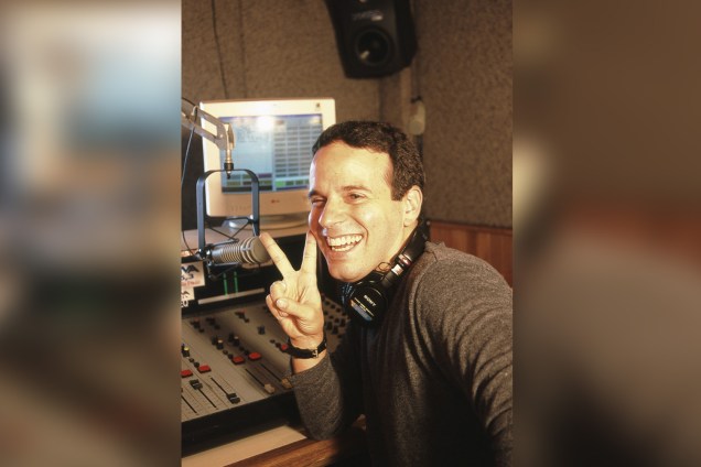 Dudu Braga, apresentador do programa "As Canções que Você Fez para Mim", na Rádio Nativa FM, em 2000 -