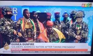O líder do golpe, Mamadi Doumbouya, discursa na TV estatal da Guiné
