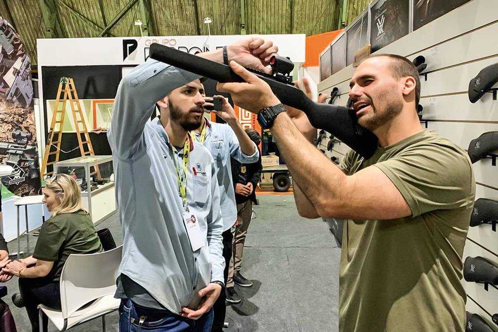 FIXAÇÃO - Eduardo: visita à feira de armas em Joinville, o “Texas brasileiro” -