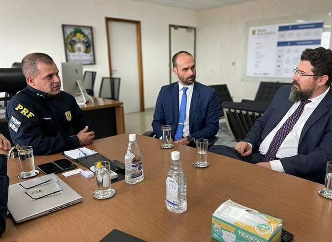 Eduardo Bolsonaro se reúne com diretor-geral da PRF, Silvinei Vasques, em 1º de setembro.