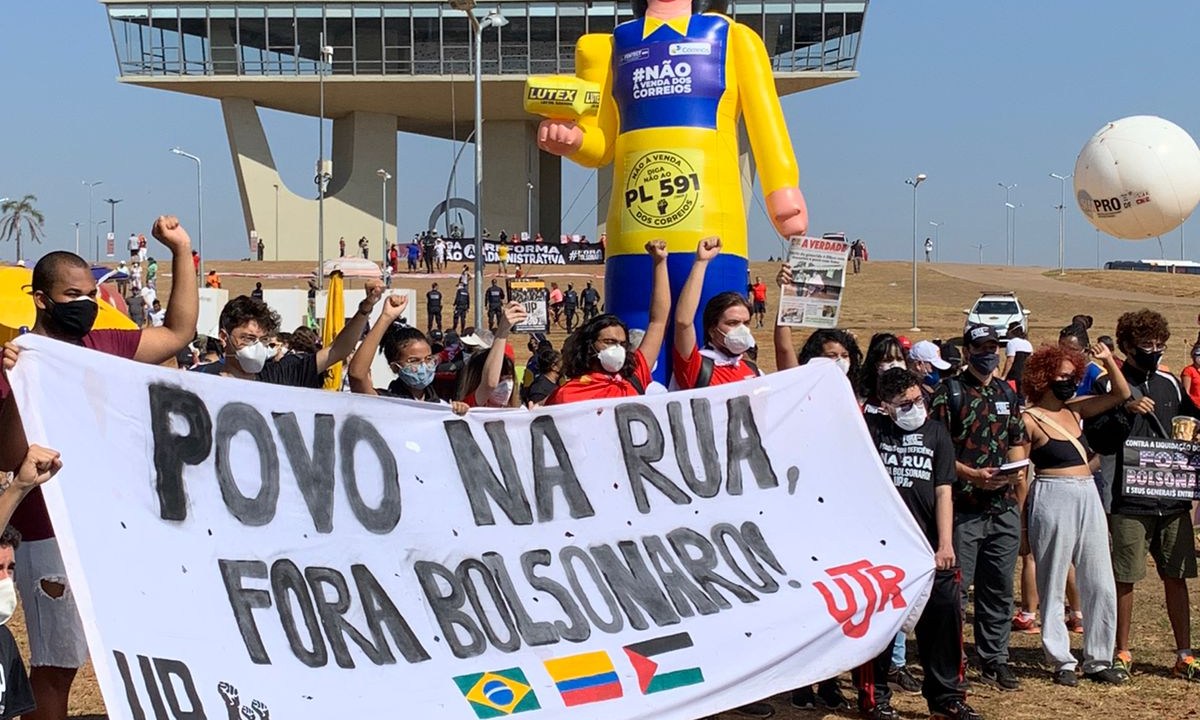 Manifestantes contrários ao presidente Bolsonaro concentram-se na Torre de TV, em Brasília, a poucos quilômetros de ato em apoio ao ex-capitão