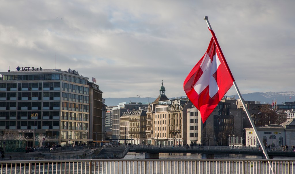 Bandeira suíça vista em Genebra. 03/12/2018
