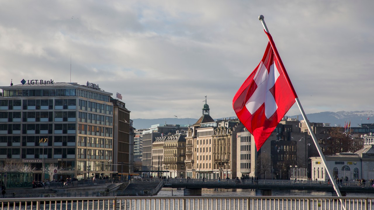 Bandeira suíça vista em Genebra. 03/12/2018