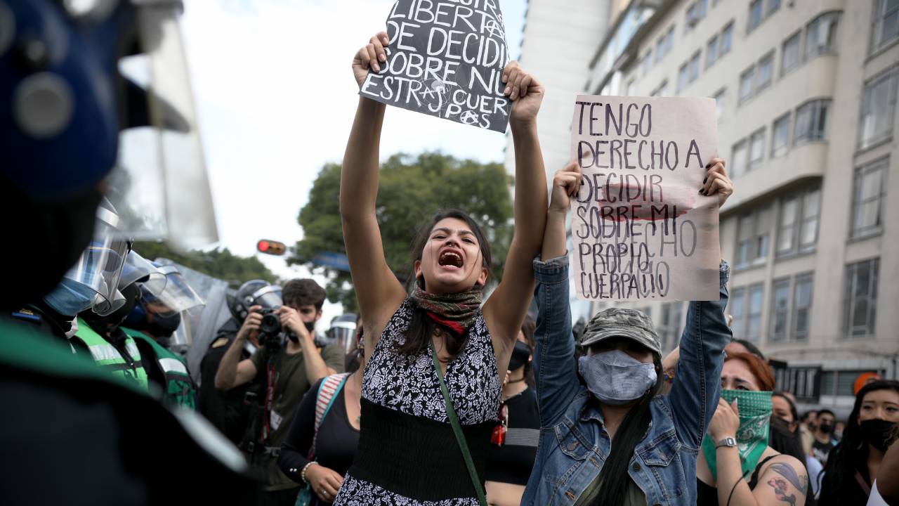 Mulheres se manifestam a favor da descriminalização do aborto no país.