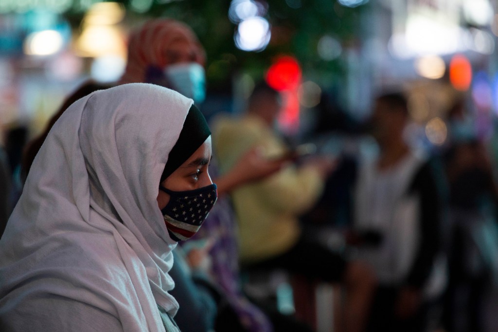 Mulher muçulmana passeia pela Times Square, em Nova York