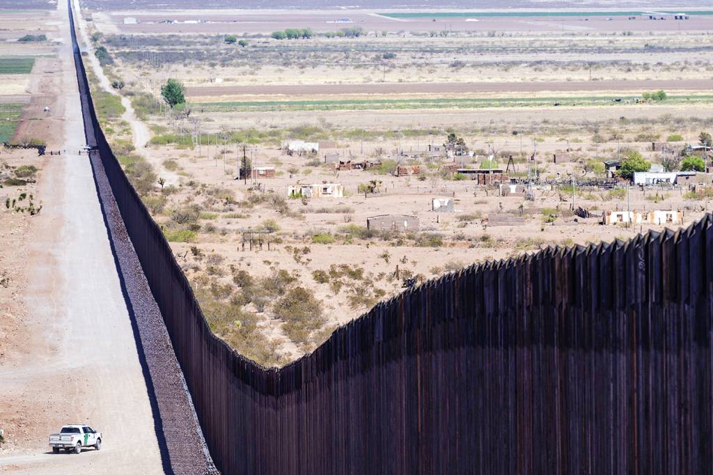 GettyImages-1232278036.jpg IMIGRAÇÃO ILEGAL - Muro na fronteira dos Estados Unidos: tentativa de conter a chegada de estrangeiros pelo México -