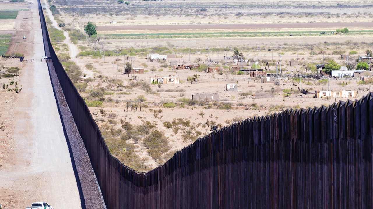 IMIGRAÇÃO ILEGAL - Muro na fronteira dos Estados Unidos: tentativa de conter a chegada de estrangeiros pelo México -