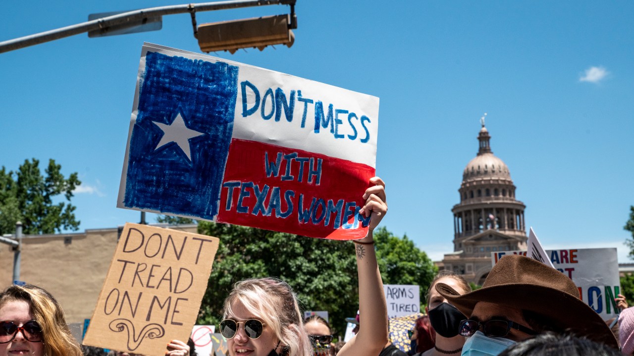 Manifestantes vistos durante ato contra lei antiaborto no Texas. 29/05/2021