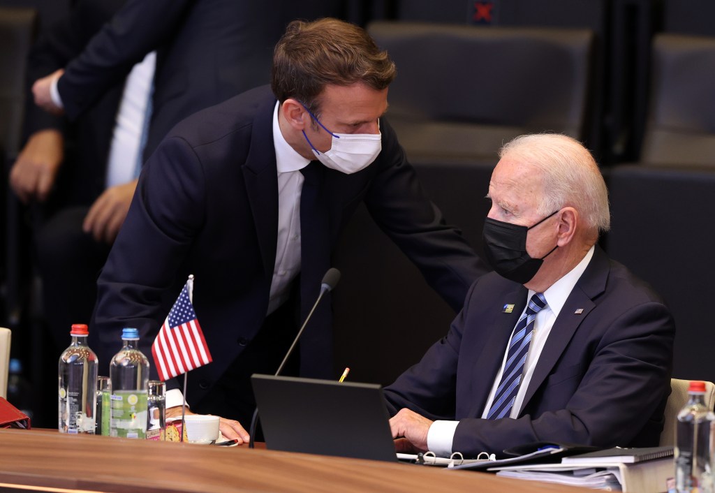 Presidente francês, Emmanuel Macron, e presidente americano, Joe Biden, durante cúpula da Otan em Bruxelas. 14/06/2021