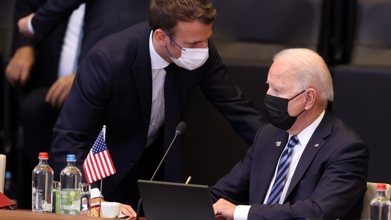 Presidente francês, Emmanuel Macron, e presidente americano, Joe Biden, durante cúpula da Otan em Bruxelas. 14/06/2021