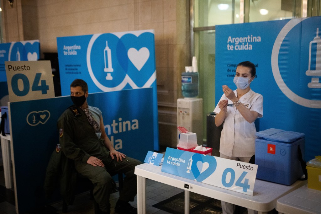 Membro das Forças Armadas é vacinado contra a Covid-19 em Buenos Aires. 15/06/2021