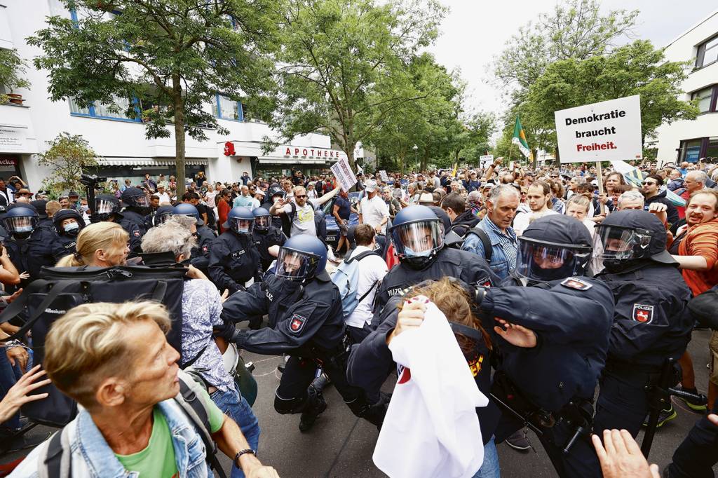 CANSAÇO - Manifestação contra lockdown em Berlim: a pandemia desgastou o apoio da população ao governo -