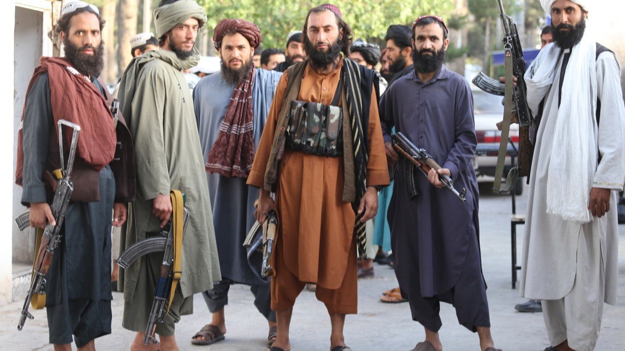 Patrulha do Talibã na cidade de Herat, no Afeganistão