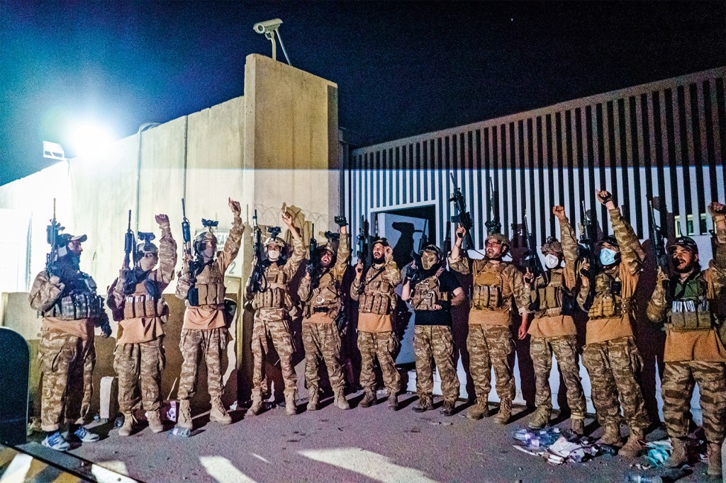 ENFIM, SÓS - Forças do Talibã ocupam o aeroporto e dão tiros para  o alto: dominação sem obstáculos -