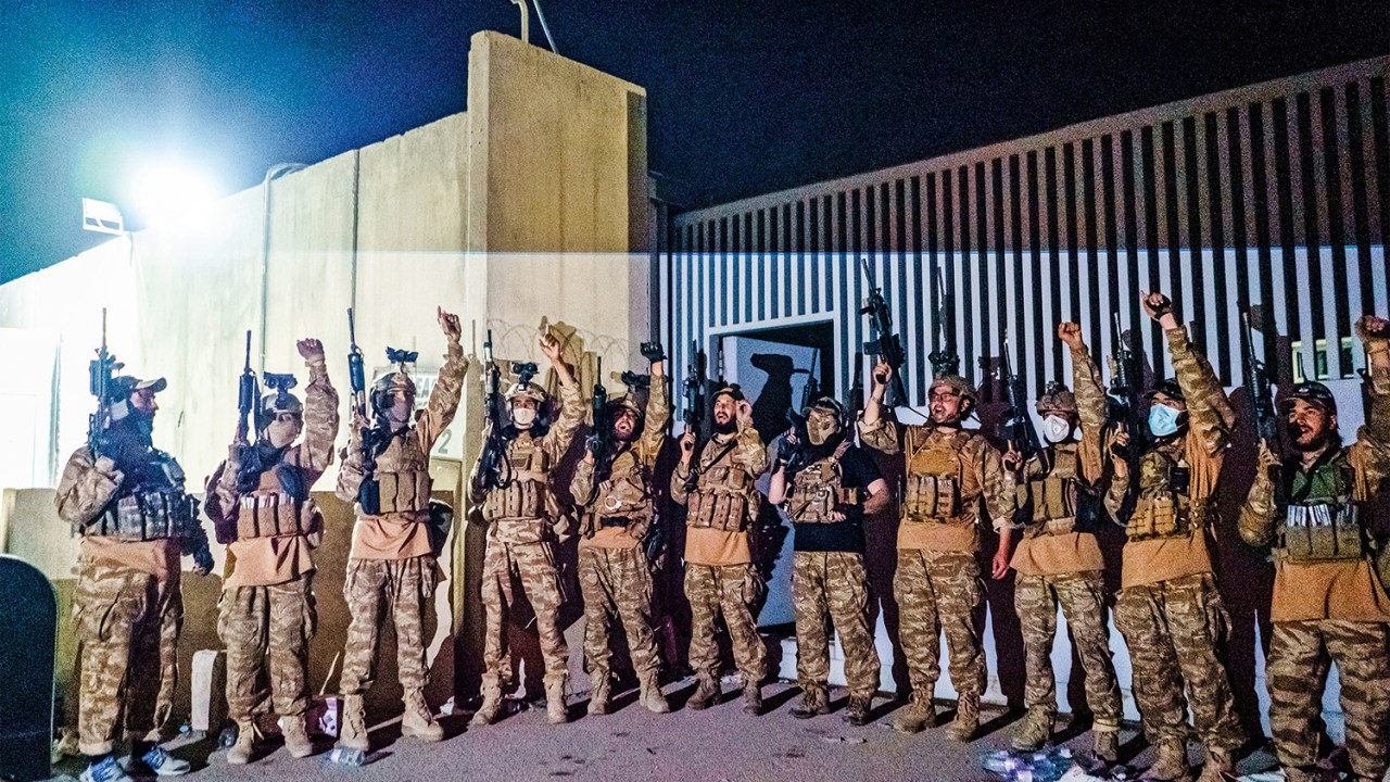 ENFIM, SÓS - Forças do Talibã ocupam o aeroporto e dão tiros para  o alto: dominação sem obstáculos -