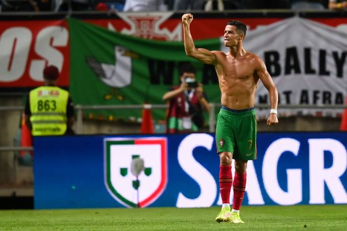 Cristiano Ronaldo comemora gol e recorde diante da Irlanda em Algarve
