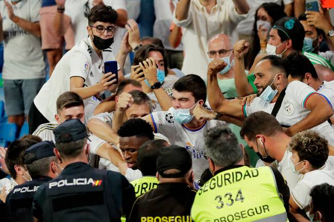 Vinícius Júnior nos braços da torcida madridista após o terceiro gol do Real -