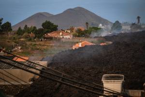 Lava avança a uma velocidade de 300 metros por hora sobre a região de Las Palmas, nas Canárias Lava avança a uma velocidade de 300 metros por hora sobre a região de Las Palmas, nas Canárias