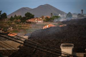 Lava avança a uma velocidade de 300 metros por hora sobre a região de Las Palmas, nas Canárias