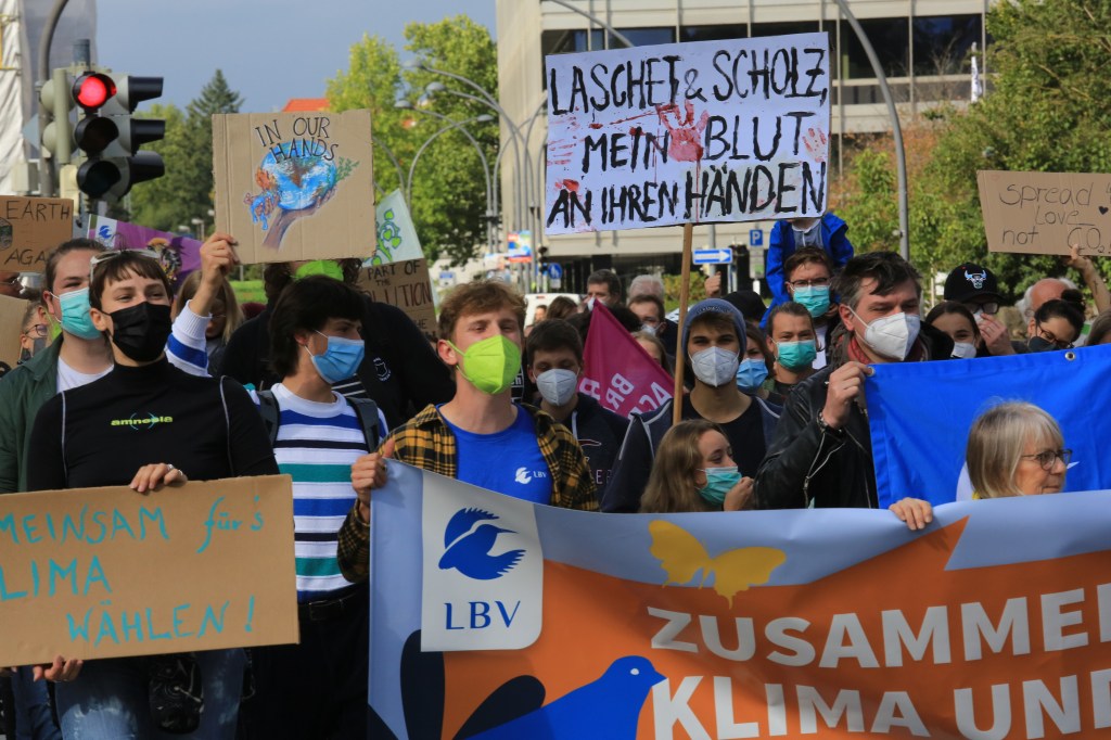Manifestantes em Coburg, Alemanha, durante protesto por medidas mais duras para proteção do meio ambiente. 24/09/2021