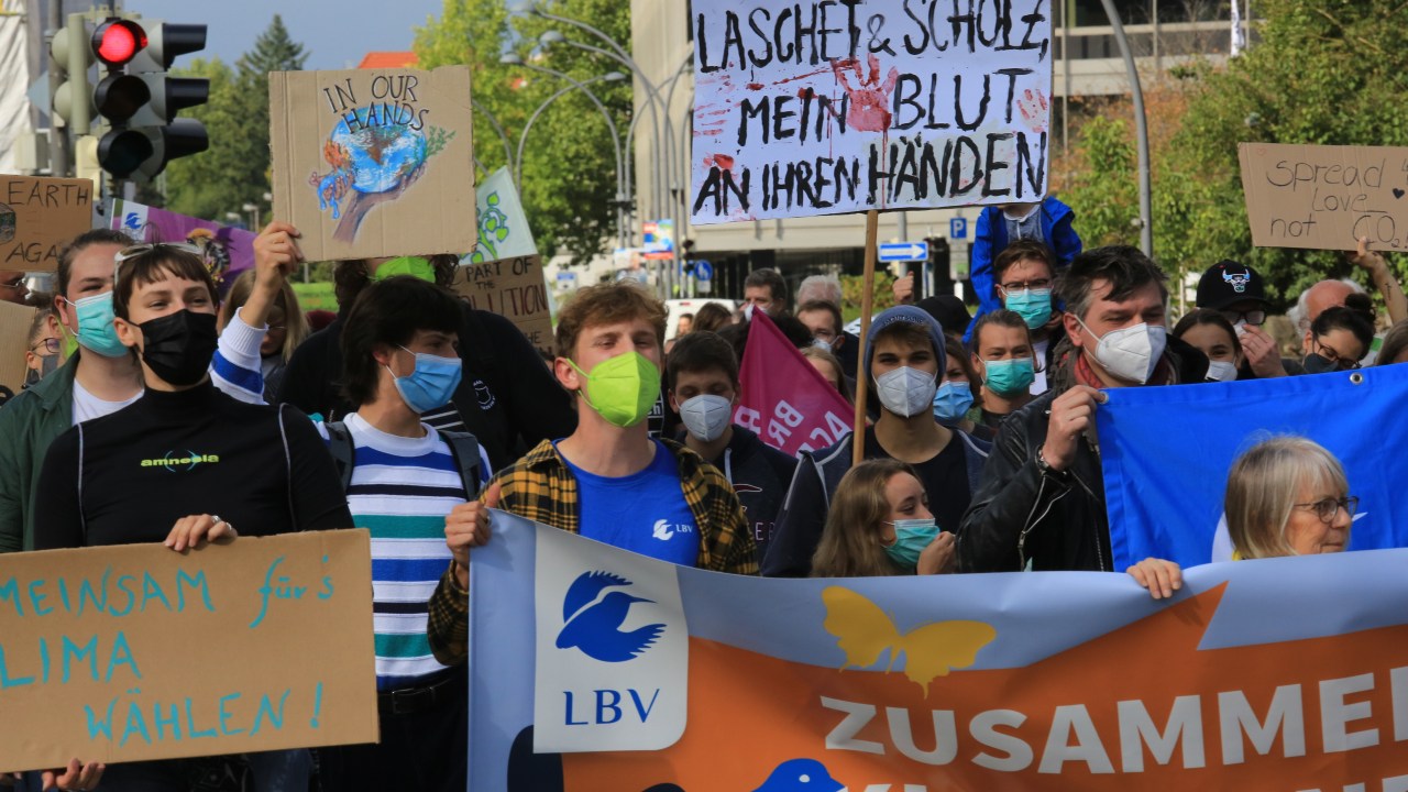 Manifestantes em Coburg, Alemanha, durante protesto por medidas mais duras para proteção do meio ambiente. 24/09/2021