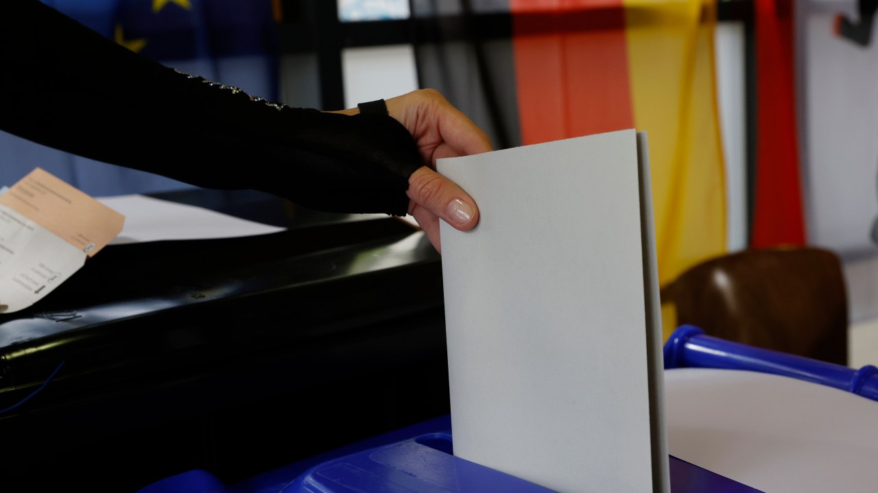Eleitor deposita seu voto em urna em Berlim, na Alemanha - 26/09/2021