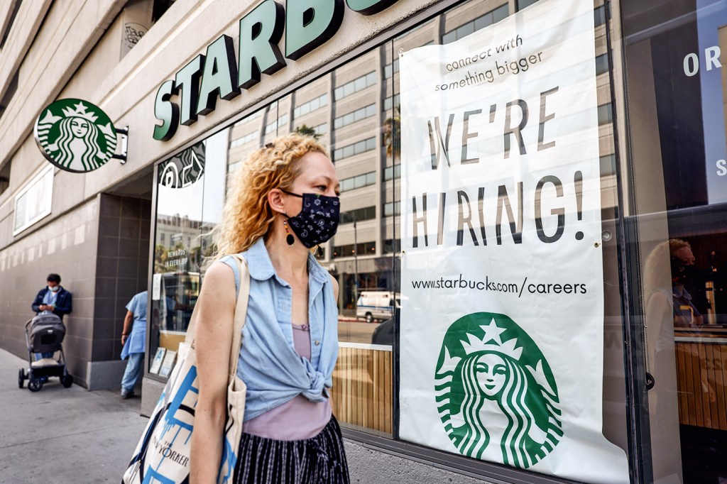 PRECISA-SE - Oferta de contratação na Starbucks: companhias concedem incentivos que vão de celulares a carros -