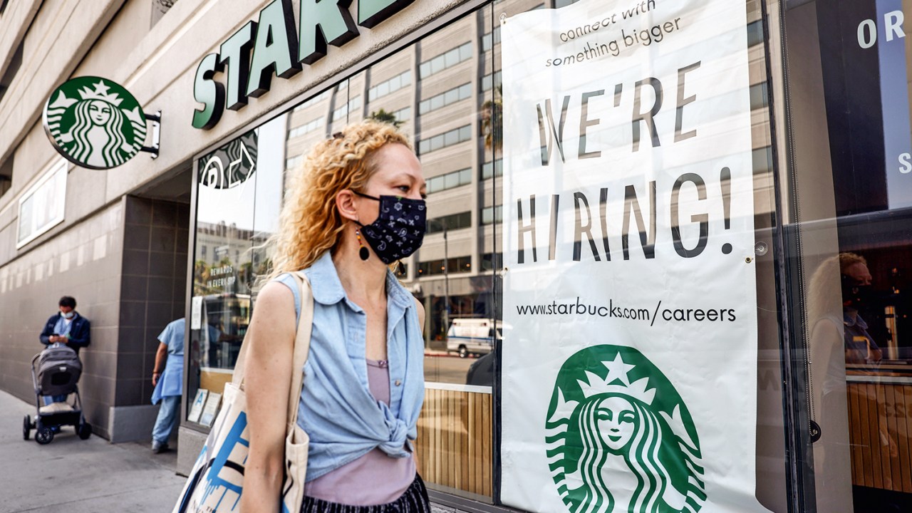 PRECISA-SE - Oferta de contratação na Starbucks: companhias concedem incentivos que vão de celulares a carros -